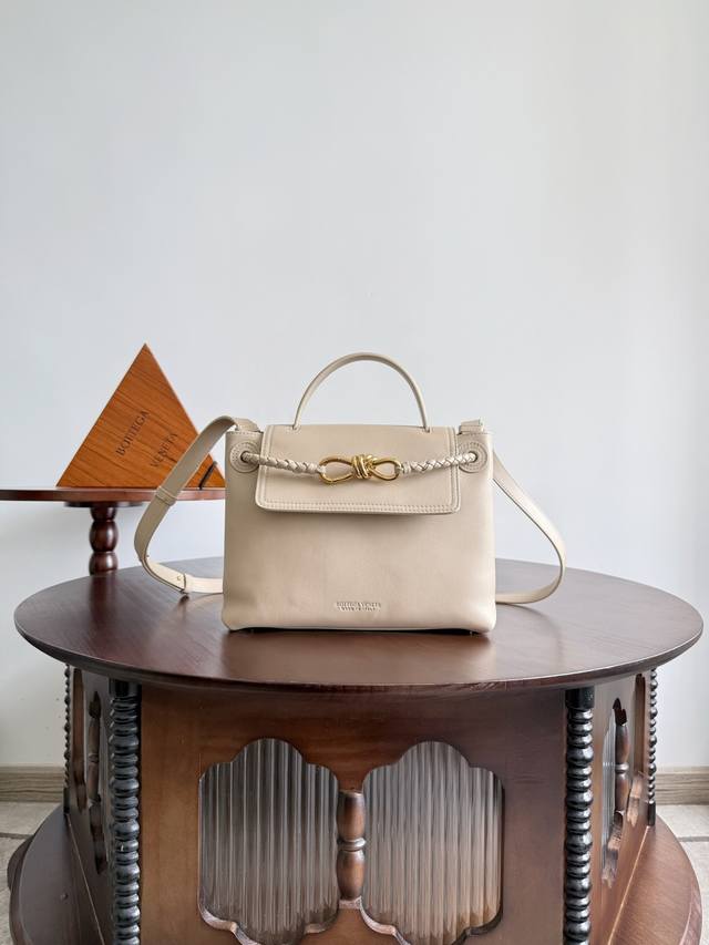 Model number: 835835 Bottegaveneta's latest Ciao Ciao bag Ciao Ciao means hello