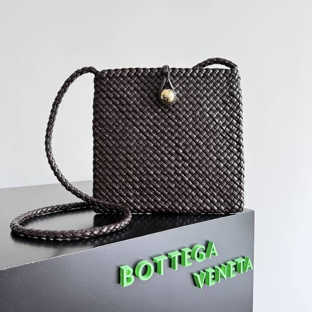 Style number: 777680 Tosca from Bottega Veneta is made with exquisite Intreccia