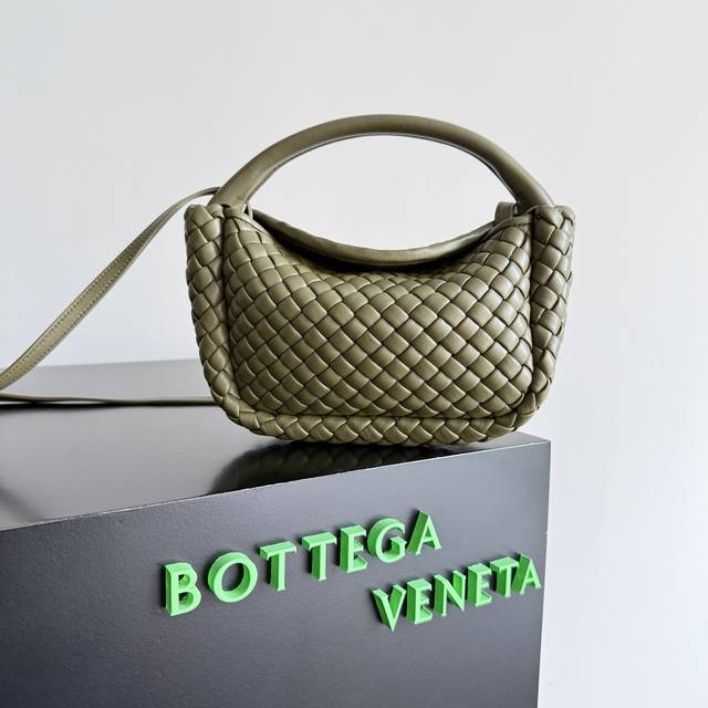 Style number: 805739 Bottega Veneta's new Mini Cobble bag This season's Mini Co