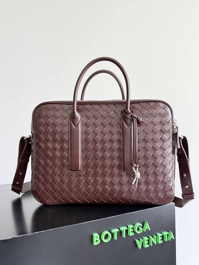 Style number: 766361 Have you ever seen a briefcase that can be carried on the