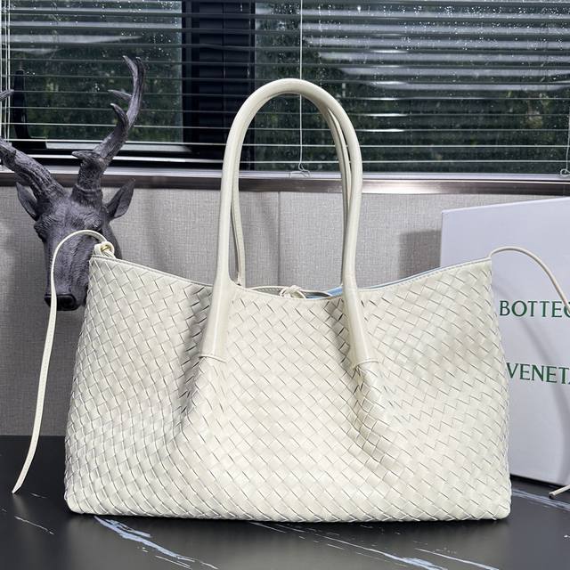 Model: 6043 Bv A very new double-sided Pinacoteca tote bag Share a new bag that