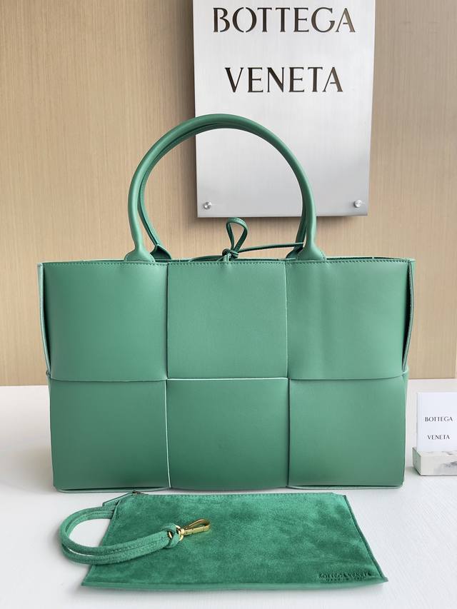 Model: 609175 Bottega Veneta DDD: Arco Tote bag has a huge capacity and is suit