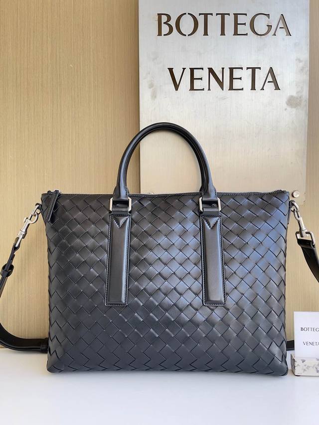Style number: 815784 New product! This briefcase feels very good, made of calfs