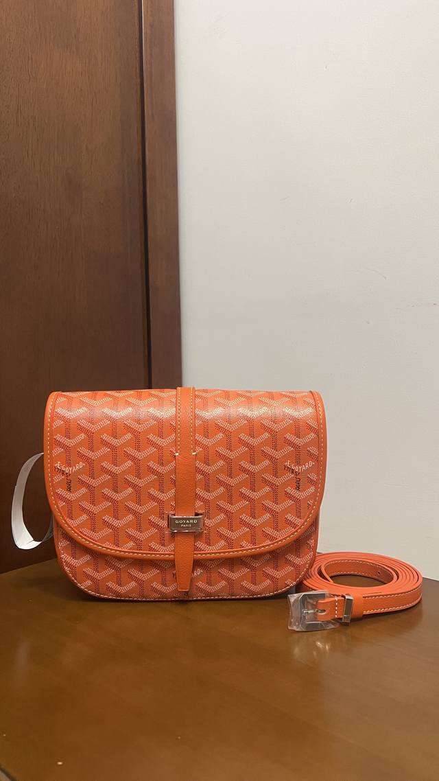 Upgraded version of lychee leather The Goyard Belvedere small bag is equipped wi