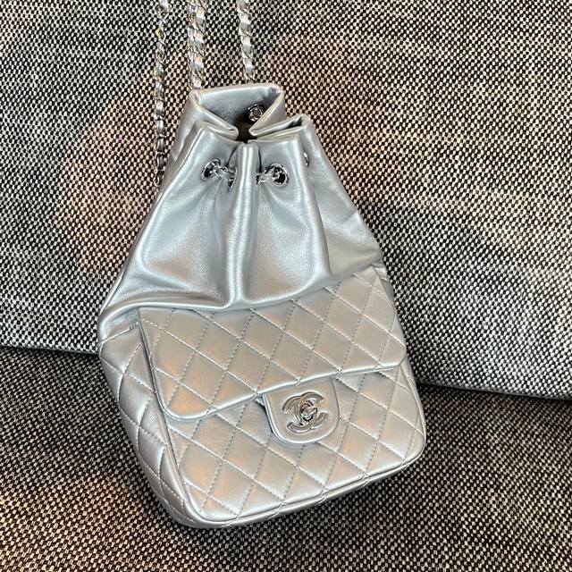 Chanel Vintage leather chain backpack Size: 17X29Cm DDD