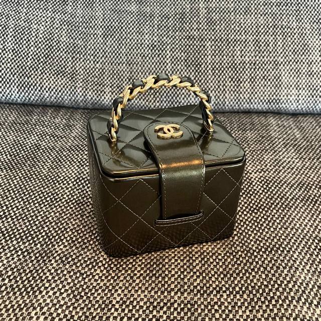 Chanel Vintage Pearlescent Handbag Size: 11X9.5X8.5Cm DDD
