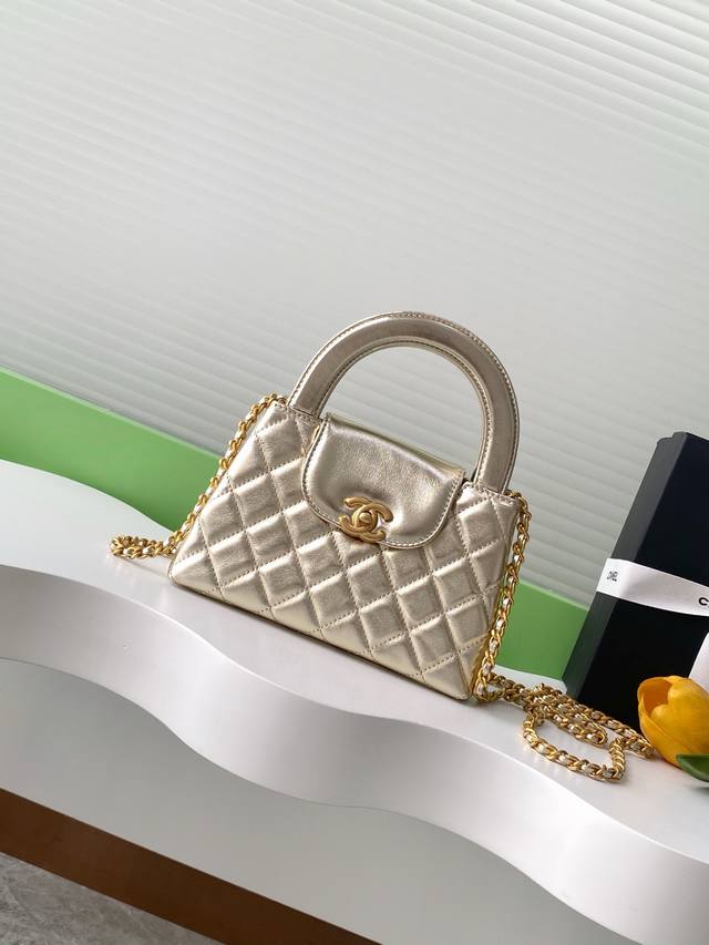 25C Kelly Handle Bag Fashion is a cycle. The popular vintage Kelly is redesigned