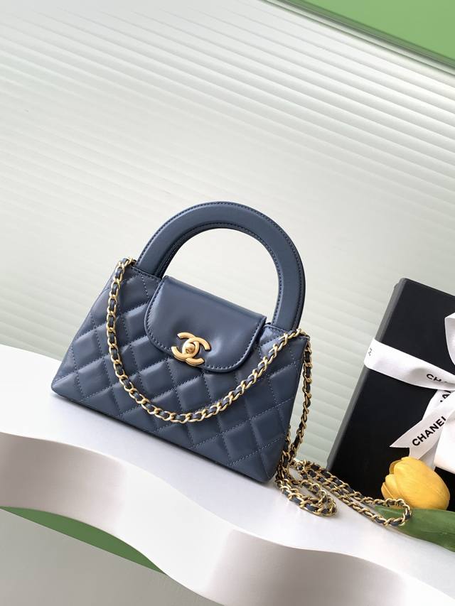 25C Kelly Handle Bag Fashion is a cycle. The popular vintage Kelly is redesigned