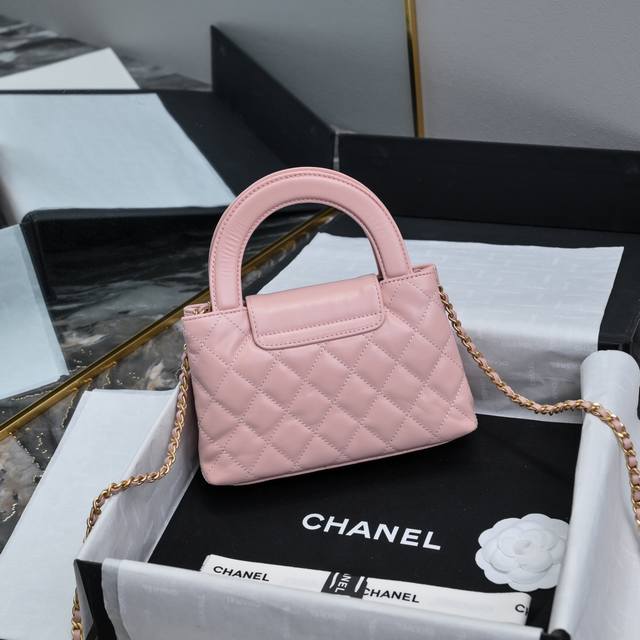 24A Kelly Handle Bag Fashion is a cycle. The popular vintage Kelly is redesigned
