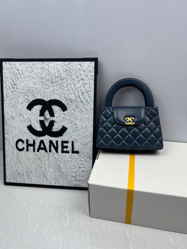 Chanel 23K Kelly4416 light blue antique gold handle bag Fashion is a cycle, the
