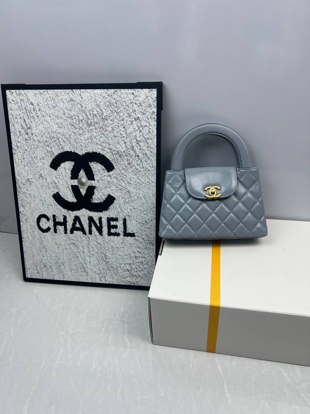 Chanel's beautiful Chanel 24 new product As4416 Chanel milk green gold handbag,