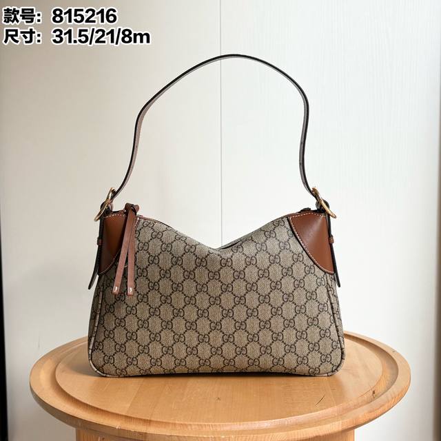 Real shot# Style number: 815216 Size: 31.5 21 8Cm Gg Emblem series medium should