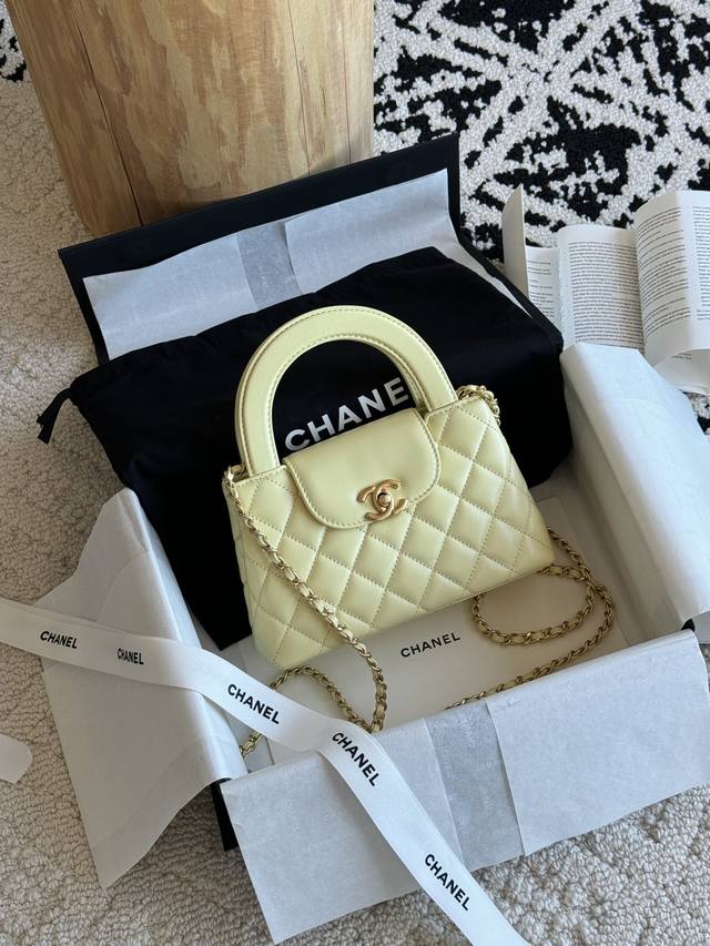 Hand-held chain bag The bag is small and exquisite, with both retro and fashiona
