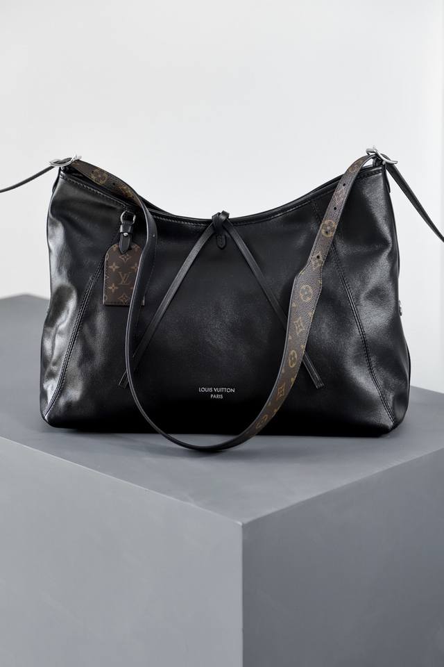 M25143 Carryall Dark Medium The Carryall Dark Medium is crafted in a sleek, slou