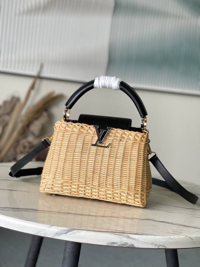 Super Original Leather M14366 Small Black This Capucinesbb handbag recalls the P