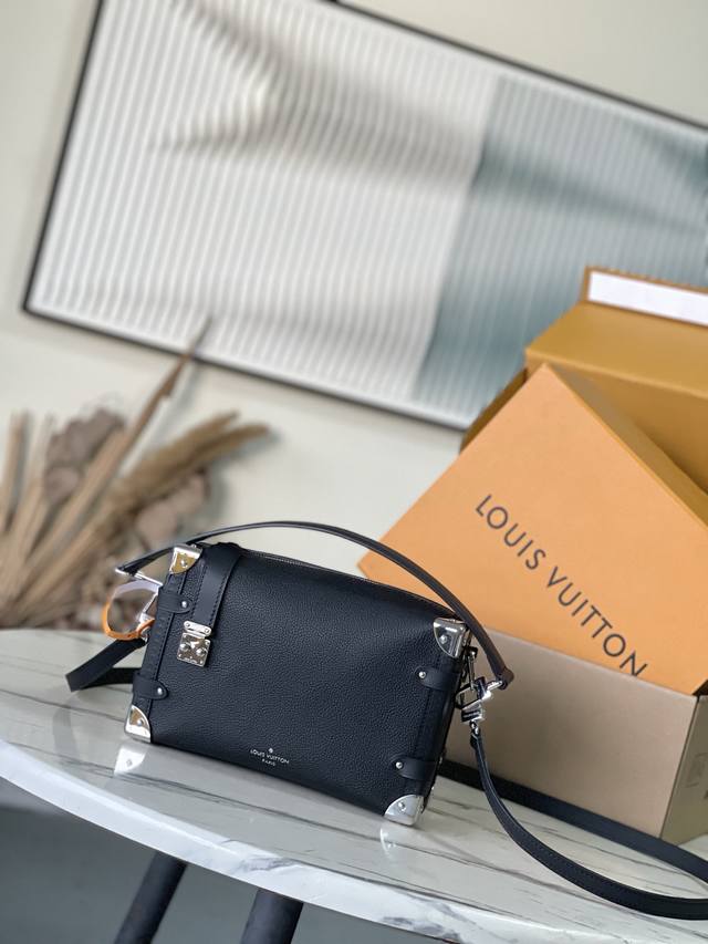 Top layer leather original M25160 This Sidetrunk medium handbag is dyed with the