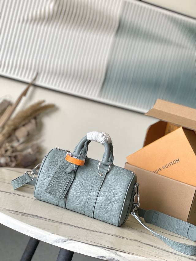 Top layer leather original M13866 This Keepall Bandouliere 25 handbag is made of
