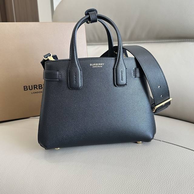 B Tote bag Banner handbag, made of grained cowhide material, with a three-dimens