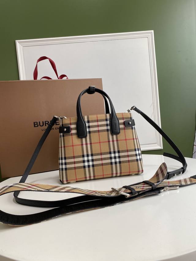 B's three-dimensional and crisp banner handbag is decorated with the brand's vin
