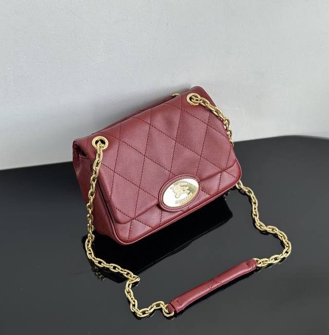 Wine red real shot Reasonable space layout. Although it is a small bag, the int