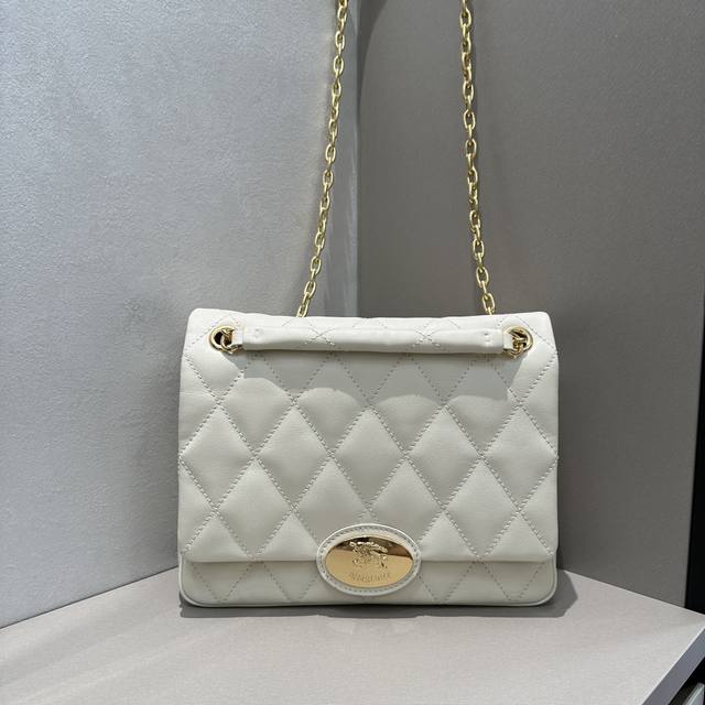 B's latest brand is made of quilted calfskin fabric, which is given a soft and t