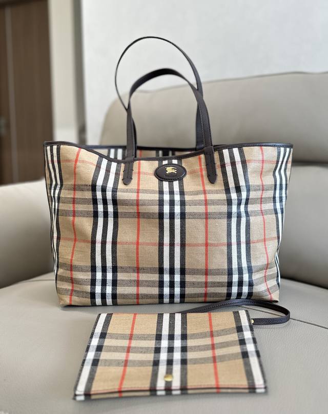 B's new tote bag is designed with outdoor design in mind. Made from a cotton and