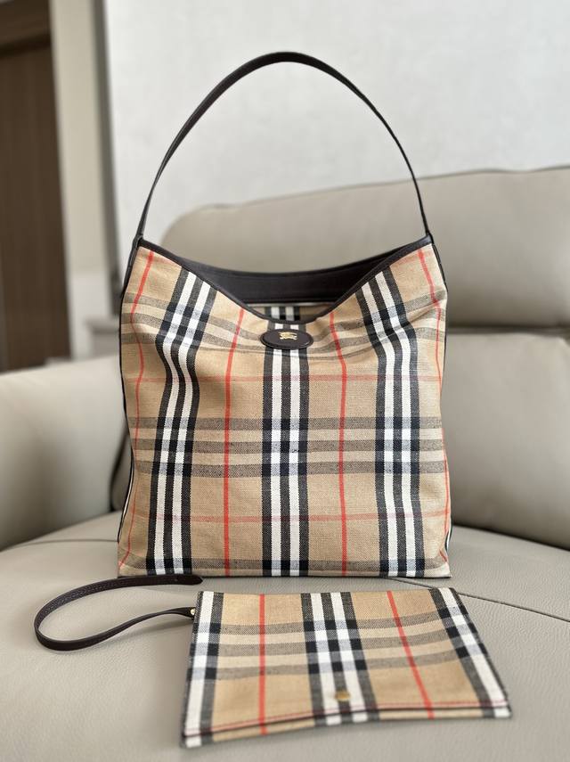 B's latest tote is made of cotton and linen blended fabric, with smooth calfskin