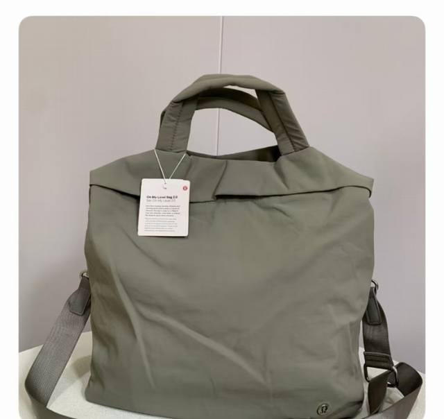 Gray 2.0 version Size: 30*24*36Cm, 19L The shoulder strap of the 2.0 version is