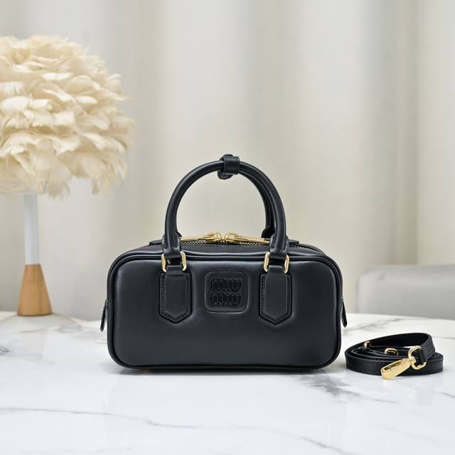 original black 5Bb142, Miu's new bowling bag, the main promotion on the officia