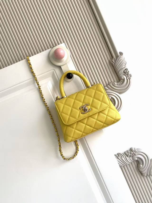 4244 Leather lining with lambskin flap handbag Cocohandle classic style is almos