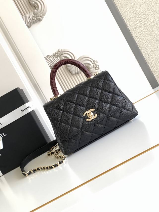 2215 Leather lining with lambskin flap handbag Cocohandle classic style is almos