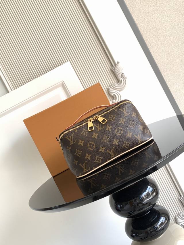 9 Bag Fabric Special Dynamic Chip The toiletry bag is made of coated canvas and