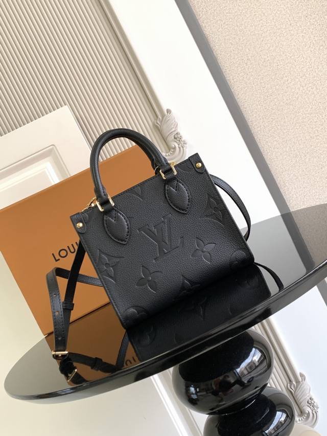 Super Dynamic ChipThis bag features an embossed leather pattern, with unique han