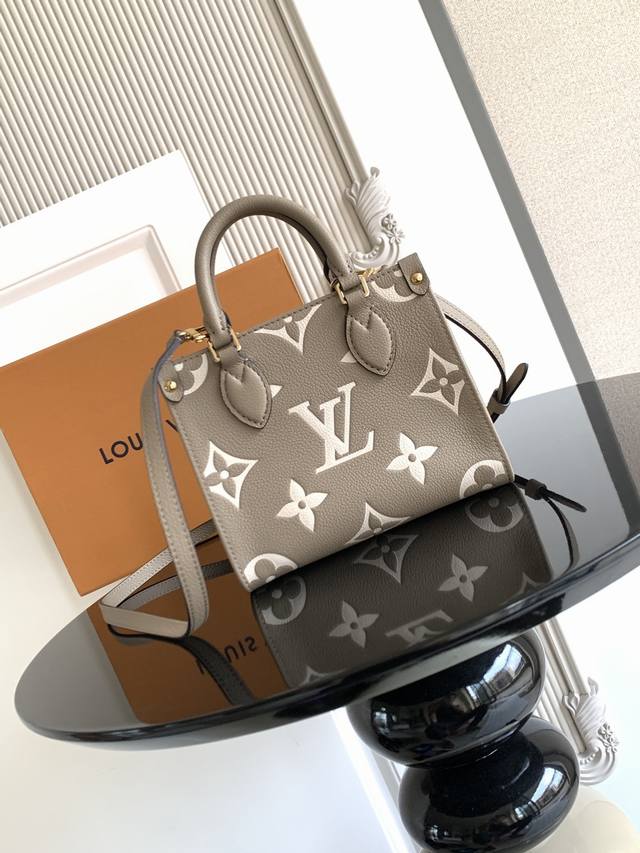 Super Dynamic ChipThis bag features an embossed leather pattern, with unique han