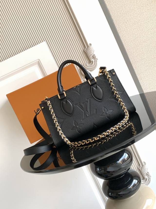 Super Dynamic ChipThis bag introduces a small tote design, with a spacious confi