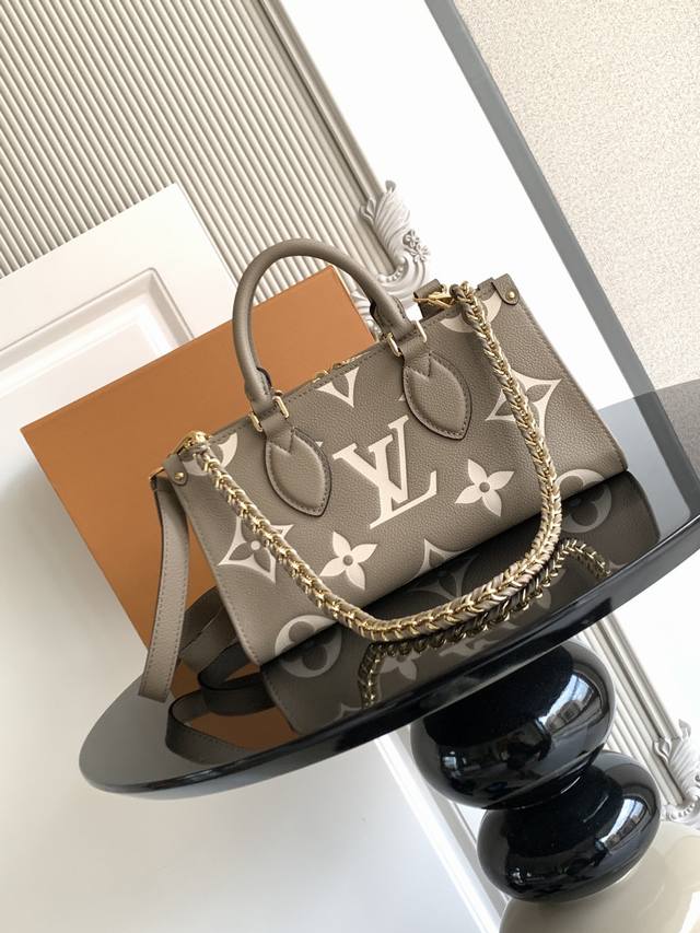 Super Dynamic ChipThis bag introduces a small tote design, with a spacious confi