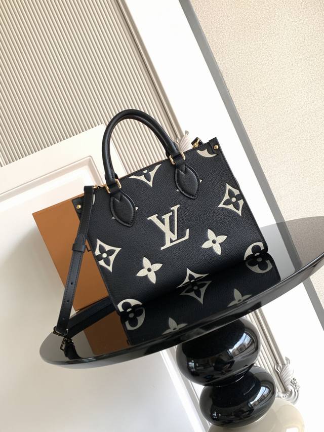 Super Dynamic ChipThis small tote is inspired by the bag that was born in 1999,