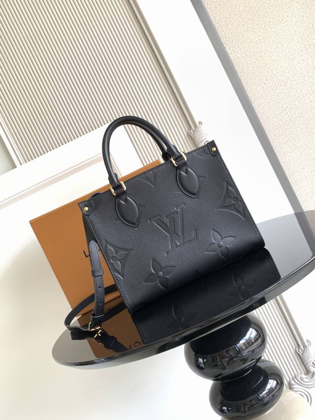 Super Dynamic ChipThis small tote is inspired by the bag that was born in 1990,