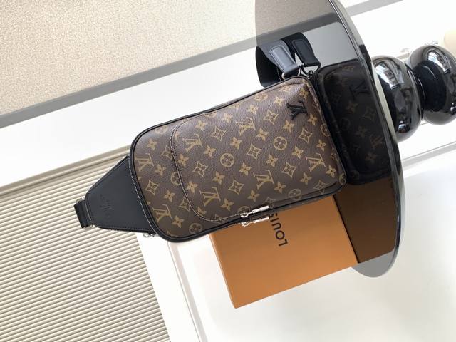 Special 163C01 Dynamic ChipThis shoulder bag is made of canvas, with a Louis Vui