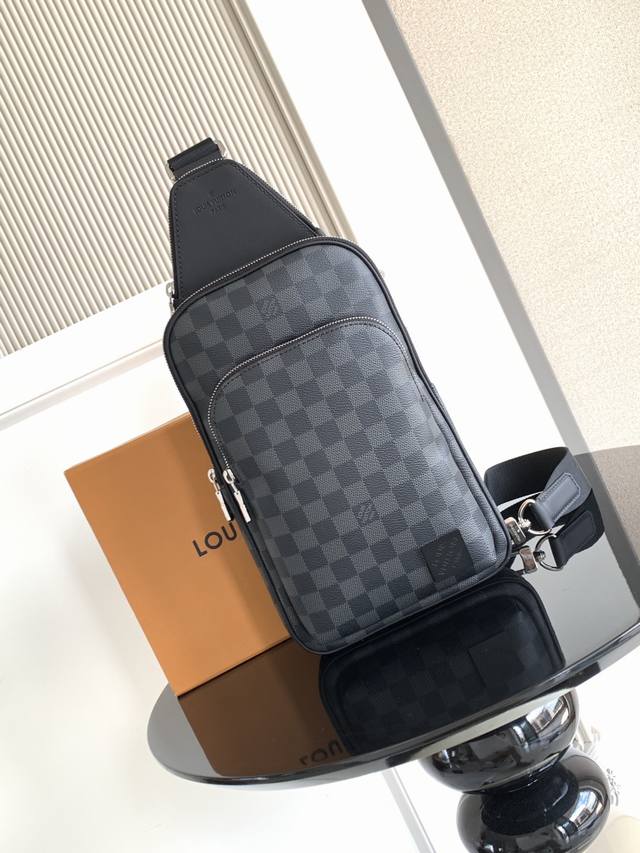 Special 163C01 Dynamic Chip This shoulder bag is made of canvas, with a Louis V