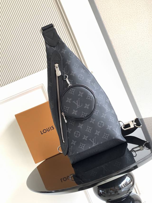 Super Dynamic ChipThis shoulder bag is made of soft cowhide leather to create a