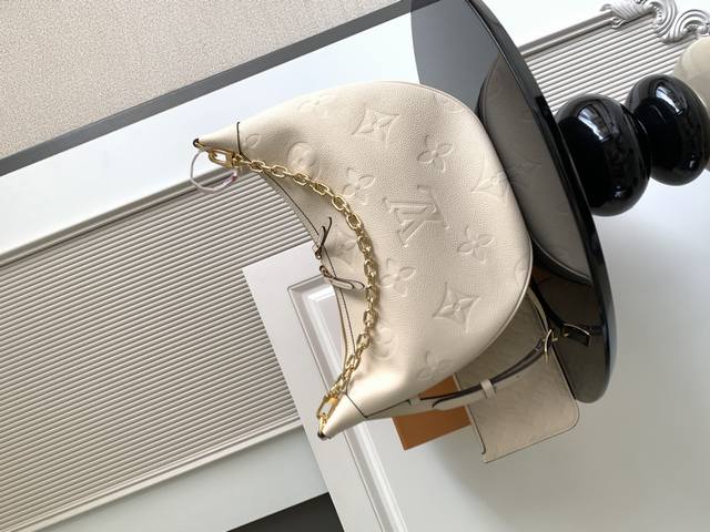 Super Dynamic ChipThis handbag is made of soft leather to create a trendy half-m