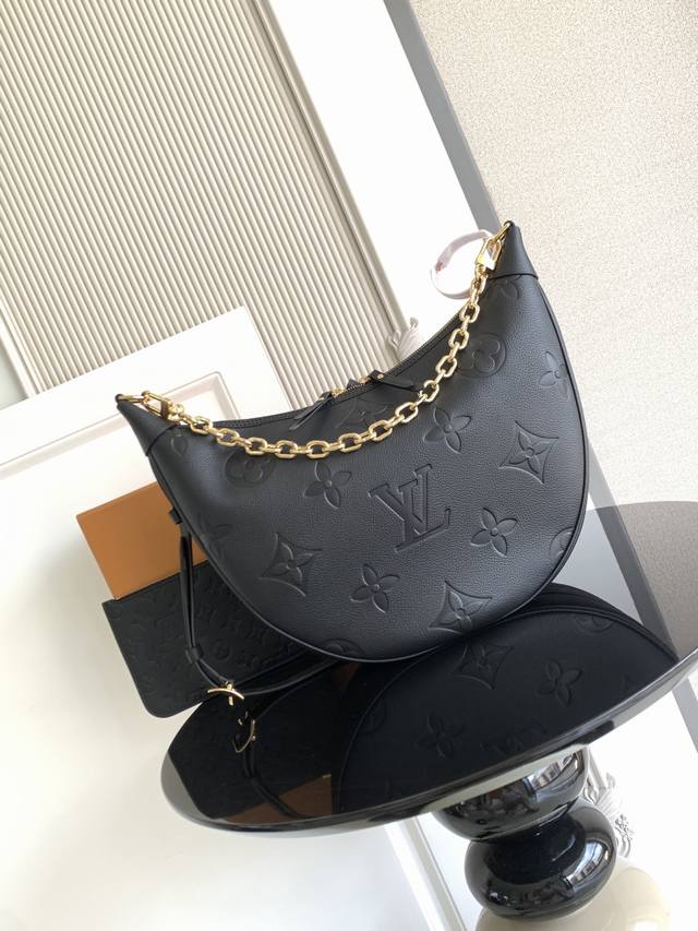 Super Dynamic ChipThis handbag is made of soft leather to create a trendy half-m