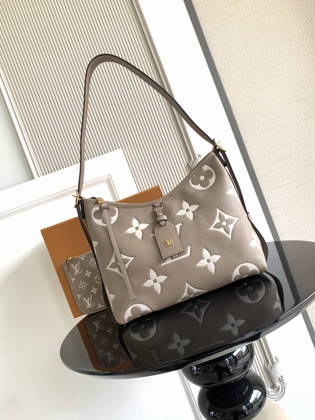 Matching pull tagThis small handbag is made of embossed leather, with a secure