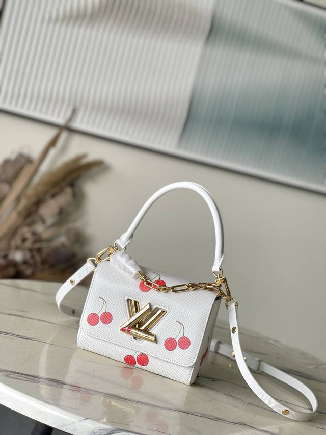 Factory Price P Overseas Top Original M13239 This Twist Small Handbag is from t