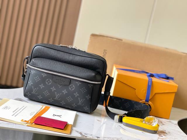 Special grade Mb original leather Lu Outdoor messenger bag Model: M30233 chip v