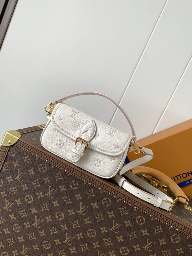 Top original order, variable chip M13642 This Nano Diane handbag reinterprets t