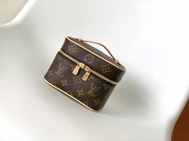 M44936 Top-grade original Nice Nano cosmetic bag is made of Monogram canvas and