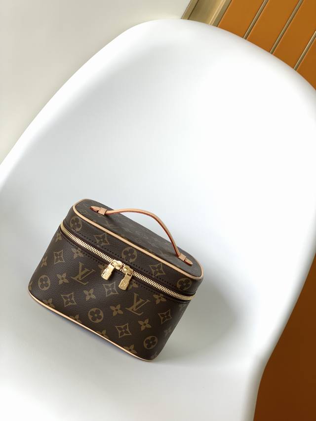 M44495 The top-grade original Nice mini cosmetic bag is made of soft Monogram ca