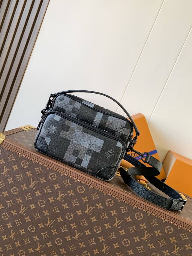 M14988 Top original single code change chip 163C This Nil messenger bag is made